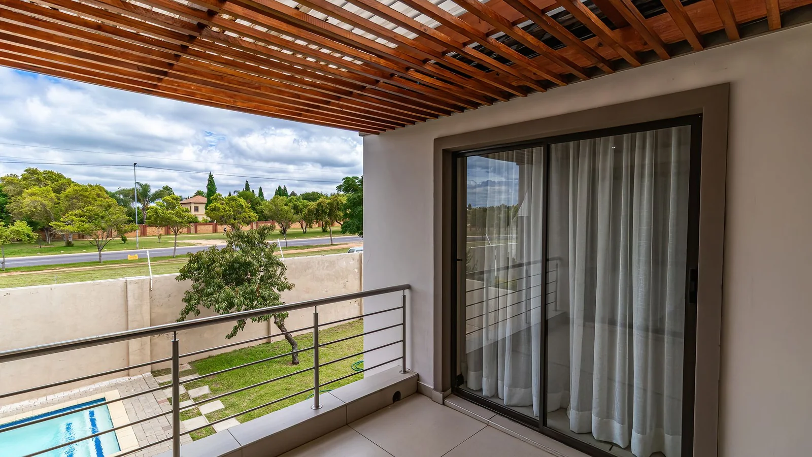 Four Bedrooms House.  3.5 Baths, Helper's Quaters. Swimming Pool