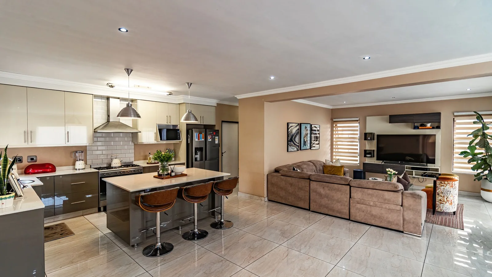 Four Bedrooms House.  3.5 Baths, Helper's Quaters. Swimming Pool