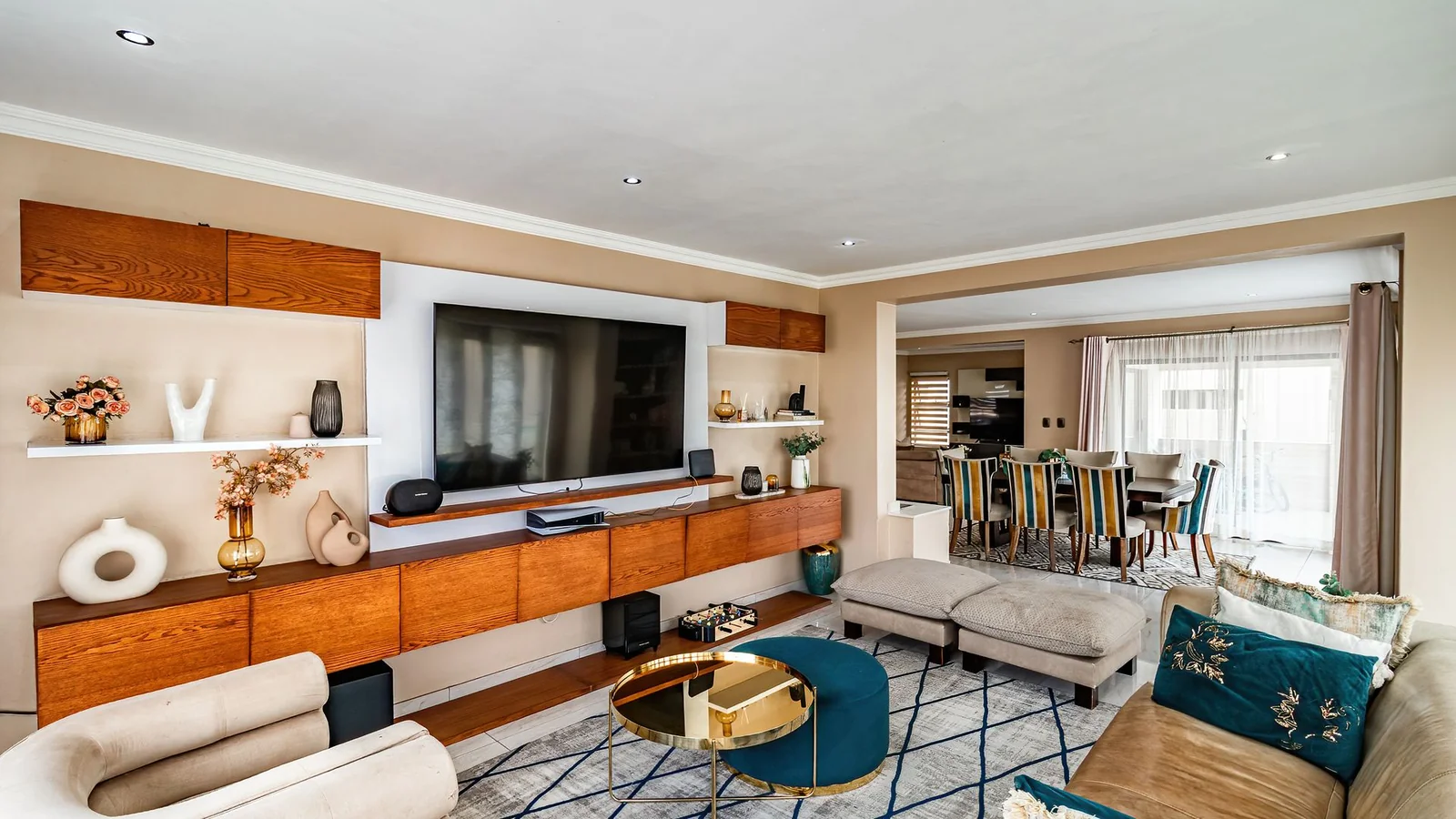 Four Bedrooms House.  3.5 Baths, Helper's Quaters. Swimming Pool