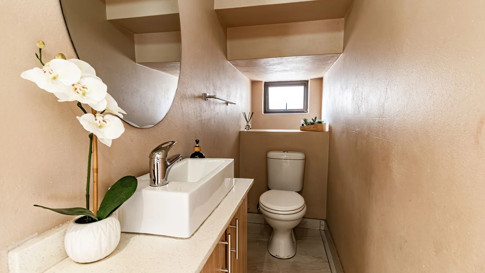 Four Bedrooms House.  3.5 Baths, Helper's Quaters. Swimming Pool