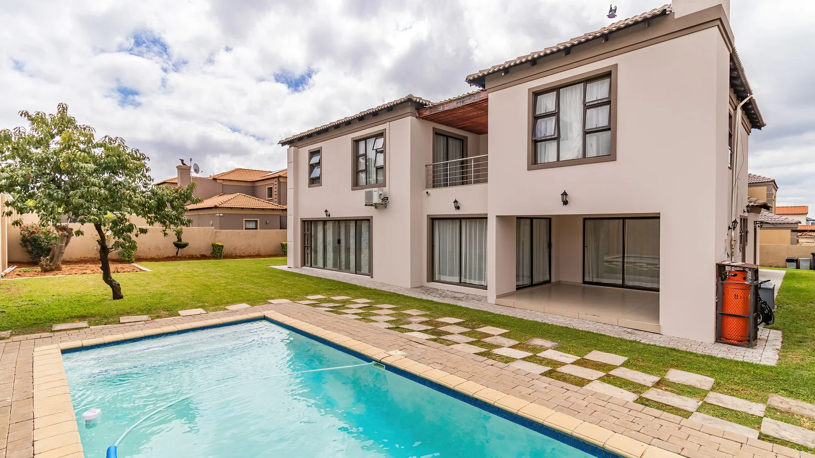 Four Bedrooms House.  3.5 Baths, Helper's Quaters. Swimming Pool