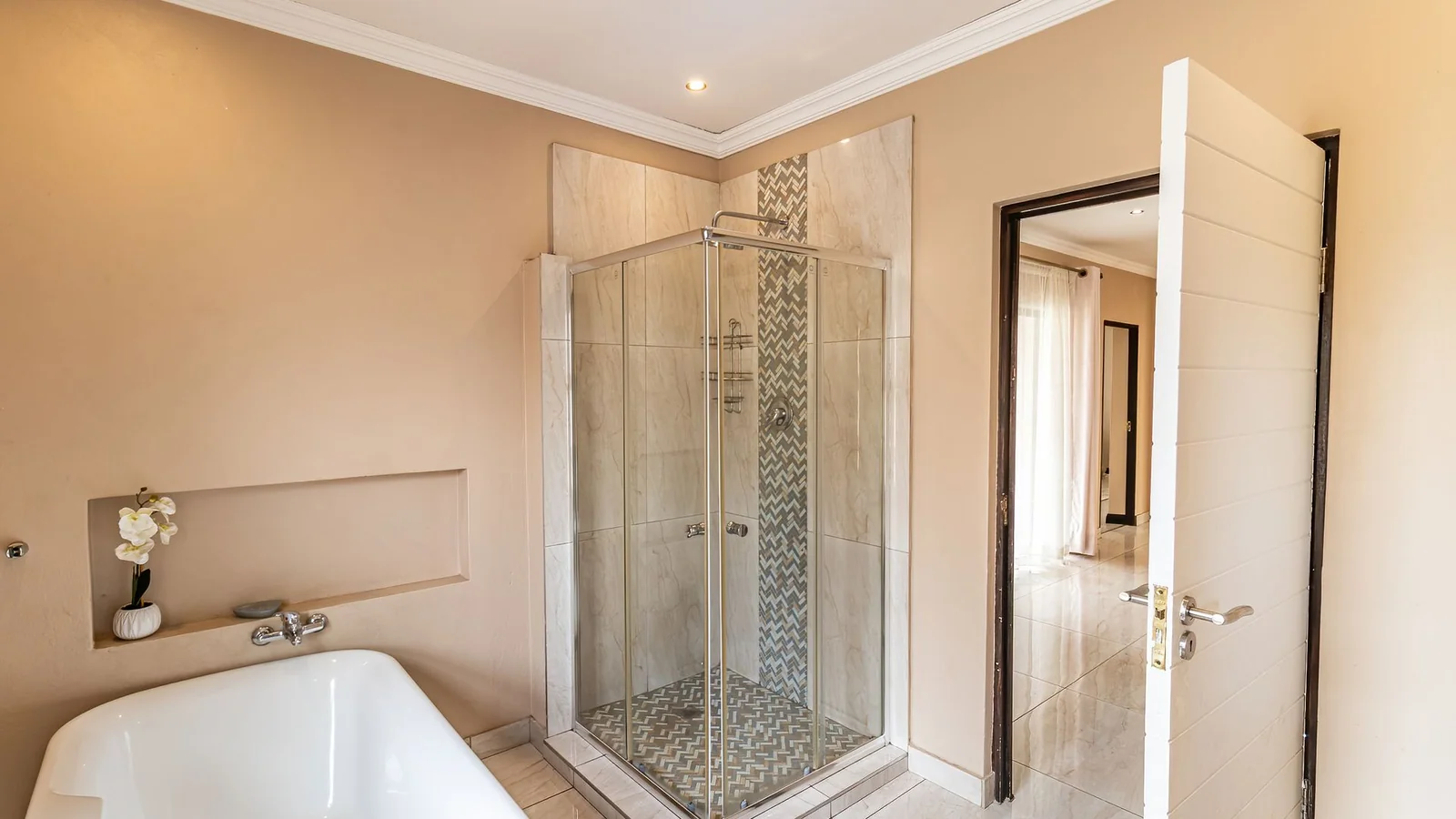 Four Bedrooms House.  3.5 Baths, Helper's Quaters. Swimming Pool