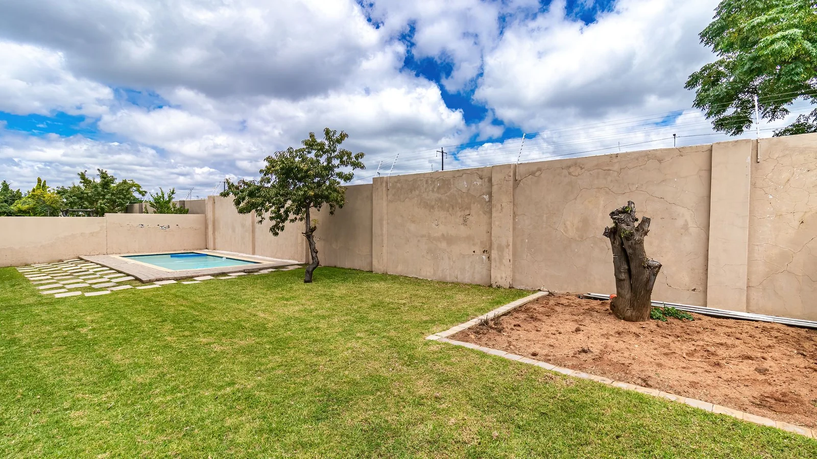 Four Bedrooms House.  3.5 Baths, Helper's Quaters. Swimming Pool