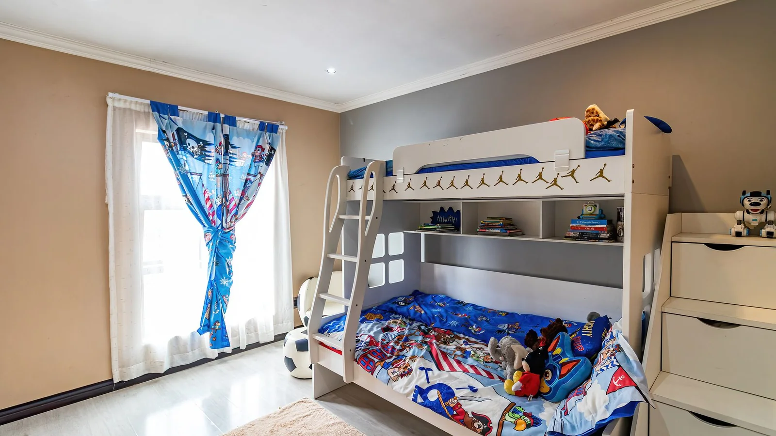 Four Bedrooms House.  3.5 Baths, Helper's Quaters. Swimming Pool