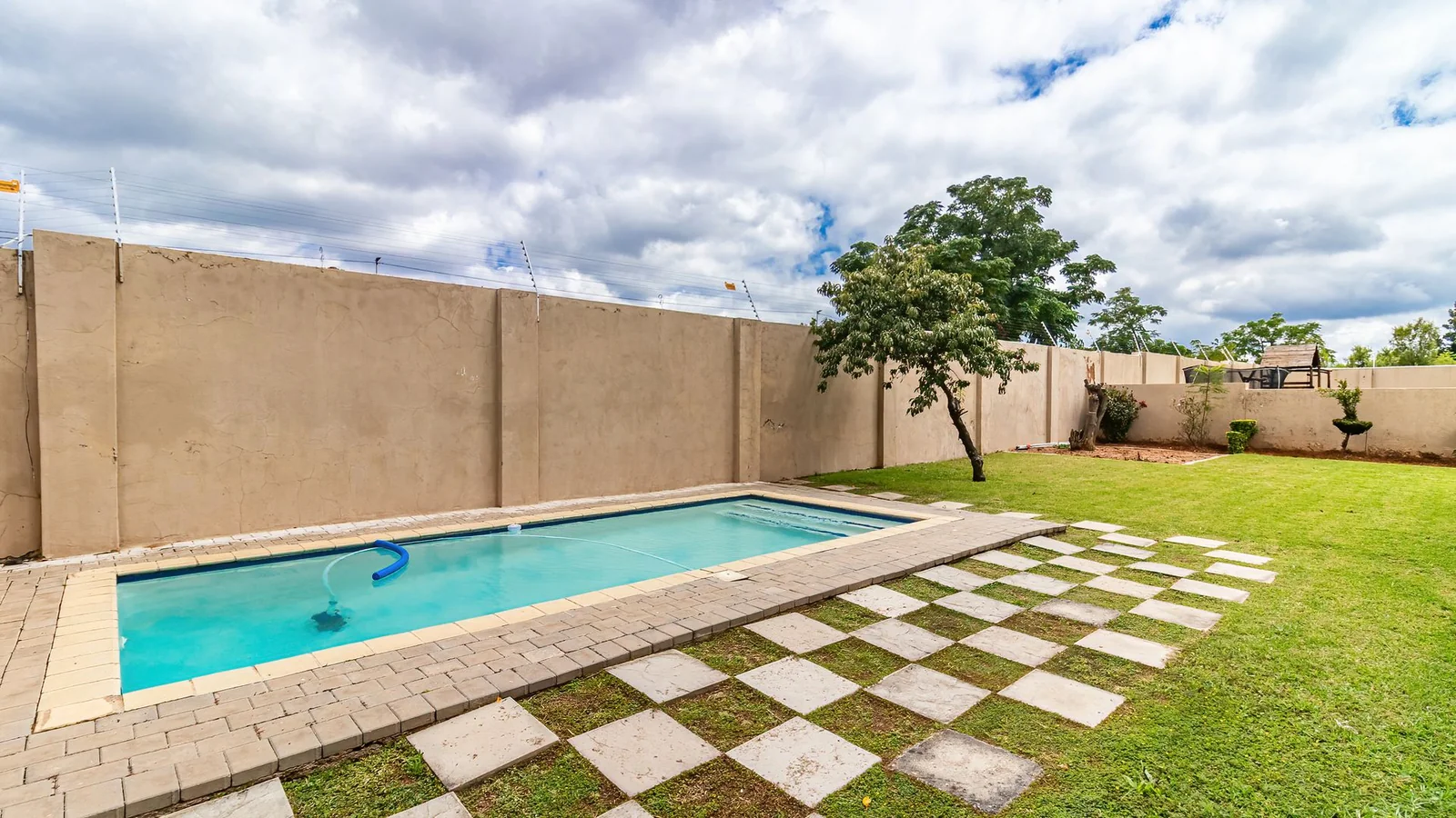 Four Bedrooms House.  3.5 Baths, Helper's Quaters. Swimming Pool