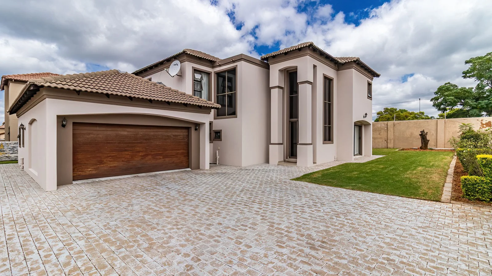 Four Bedrooms House.  3.5 Baths, Helper's Quaters. Swimming Pool