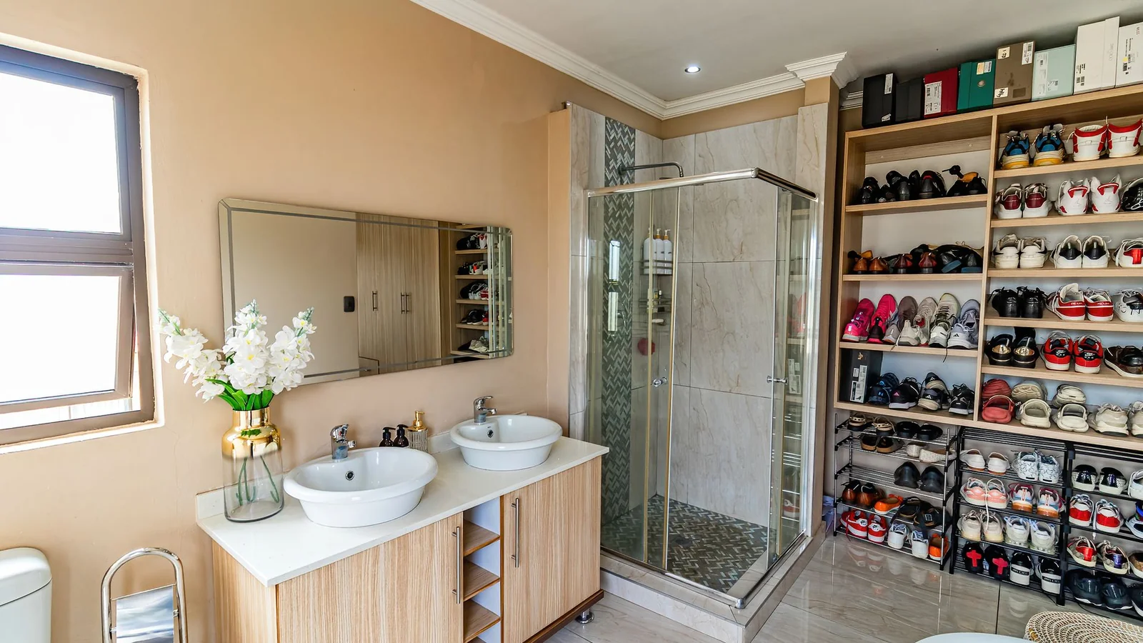 Four Bedrooms House.  3.5 Baths, Helper's Quaters. Swimming Pool