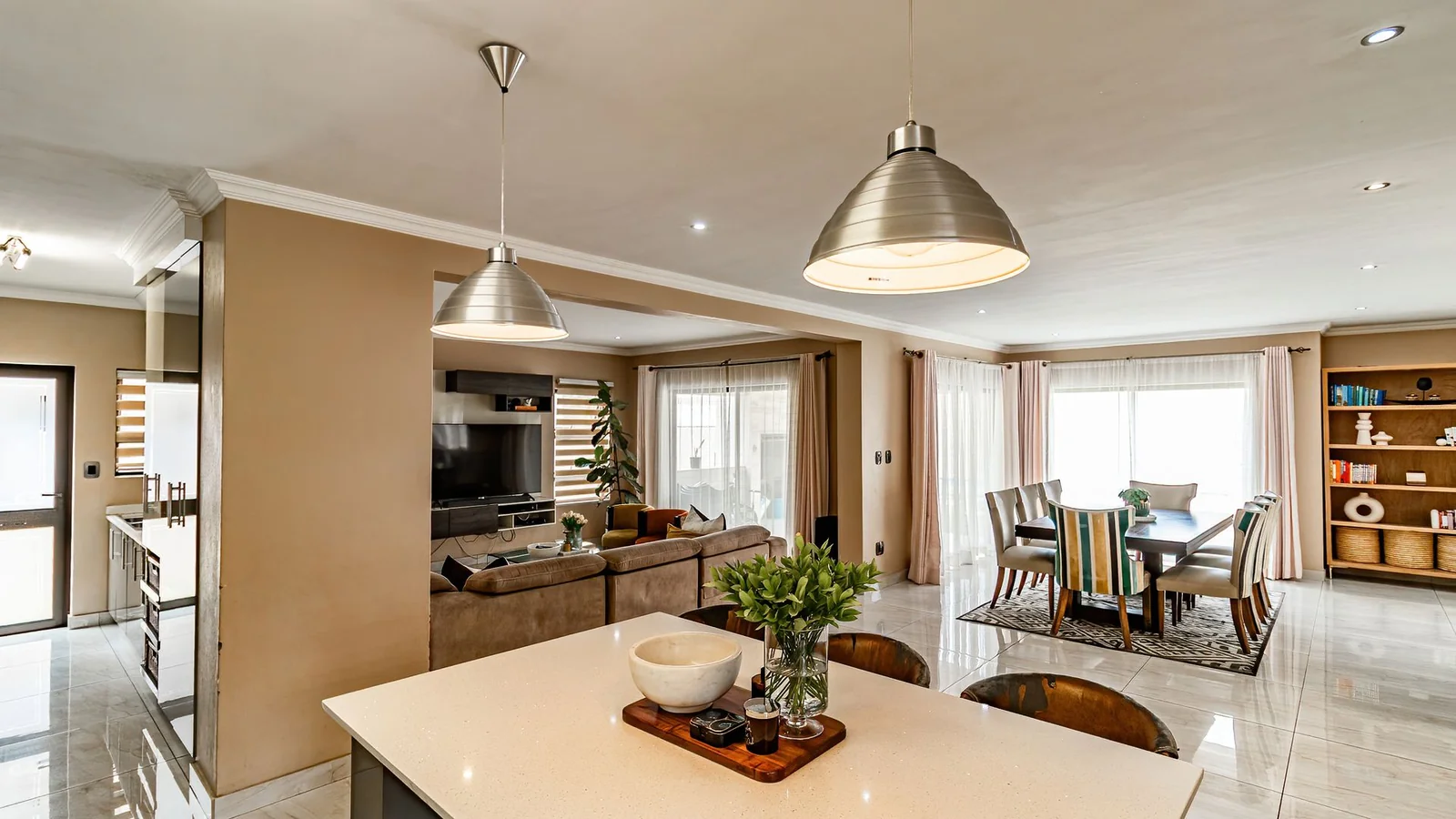 Four Bedrooms House.  3.5 Baths, Helper's Quaters. Swimming Pool