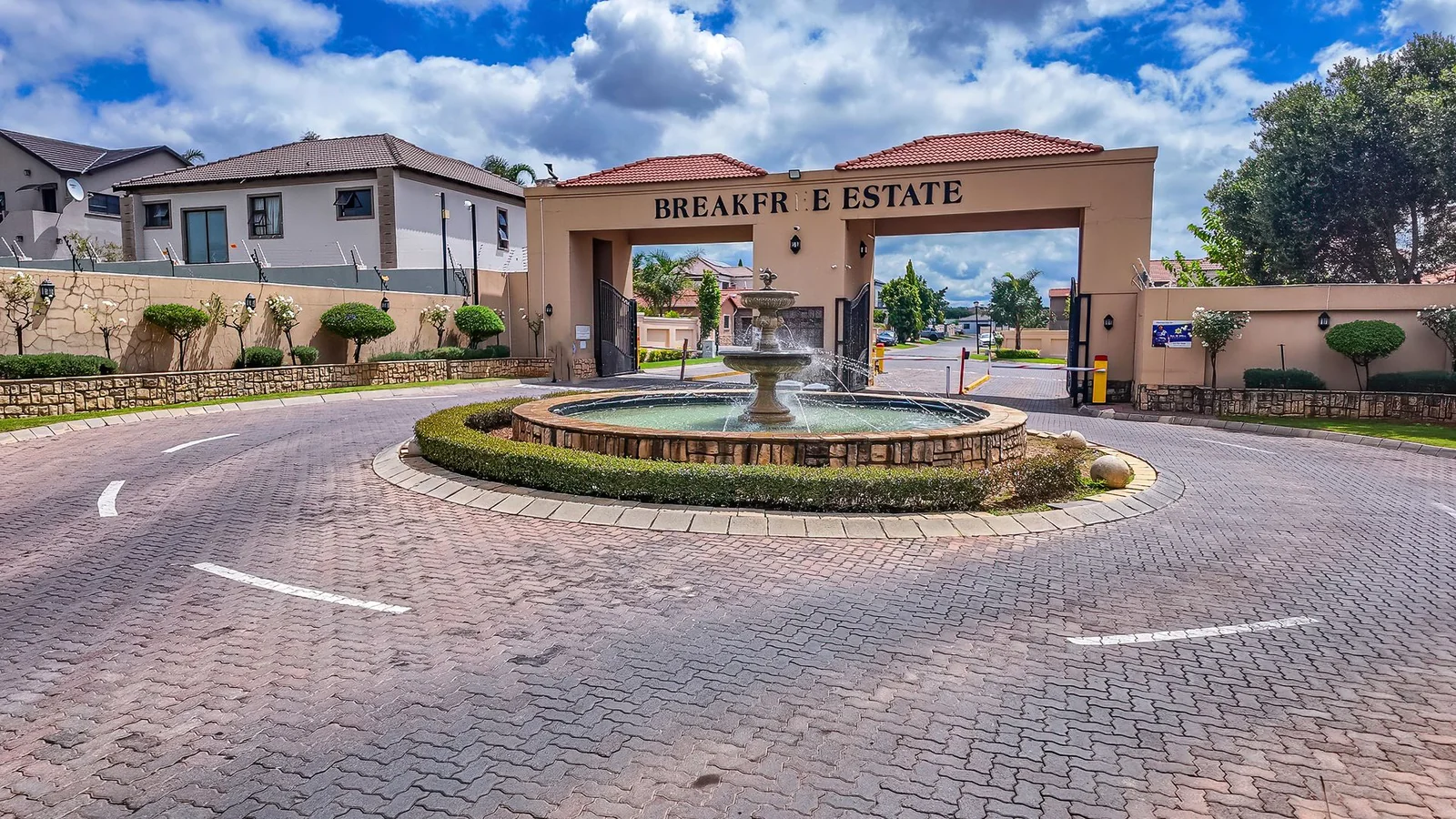 Four Bedrooms House.  3.5 Baths, Helper's Quaters. Swimming Pool