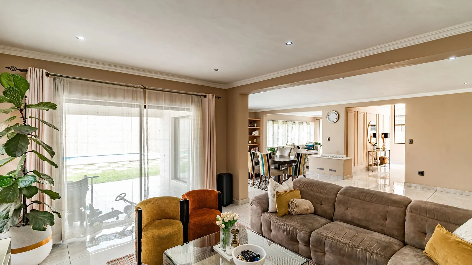 Four Bedrooms House.  3.5 Baths, Helper's Quaters. Swimming Pool