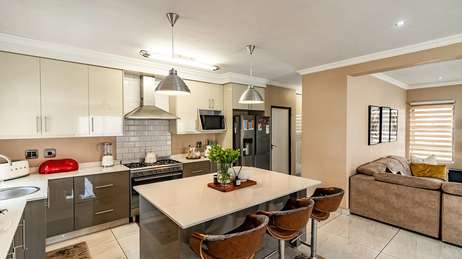 Four Bedrooms House.  3.5 Baths, Helper's Quaters. Swimming Pool