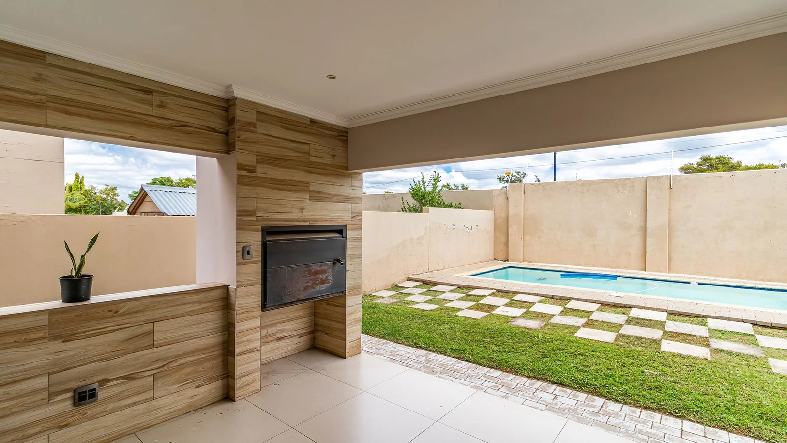 Four Bedrooms House.  3.5 Baths, Helper's Quaters. Swimming Pool