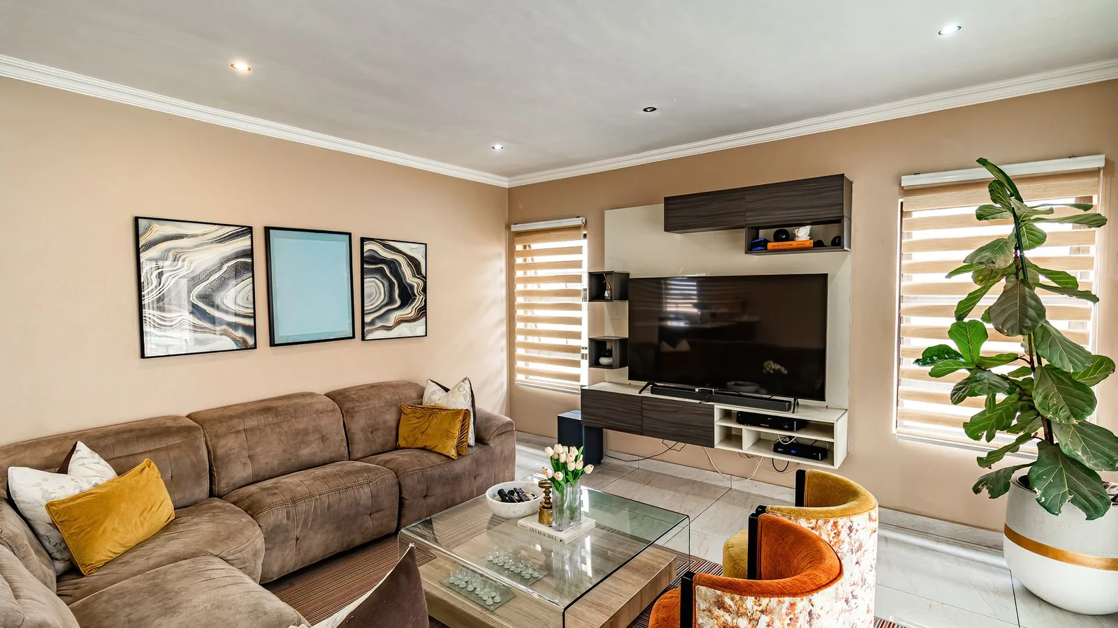 Four Bedrooms House.  3.5 Baths, Helper's Quaters. Swimming Pool