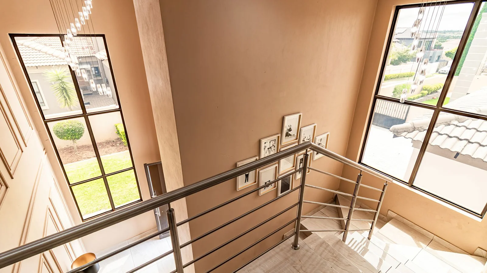 Four Bedrooms House.  3.5 Baths, Helper's Quaters. Swimming Pool