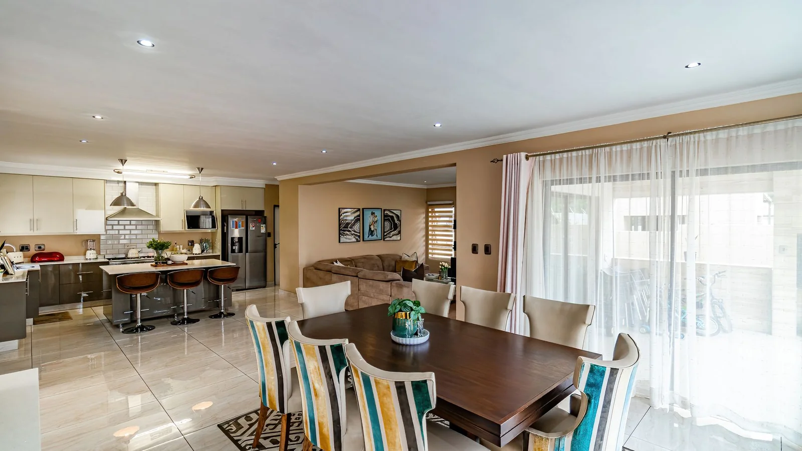 Four Bedrooms House.  3.5 Baths, Helper's Quaters. Swimming Pool