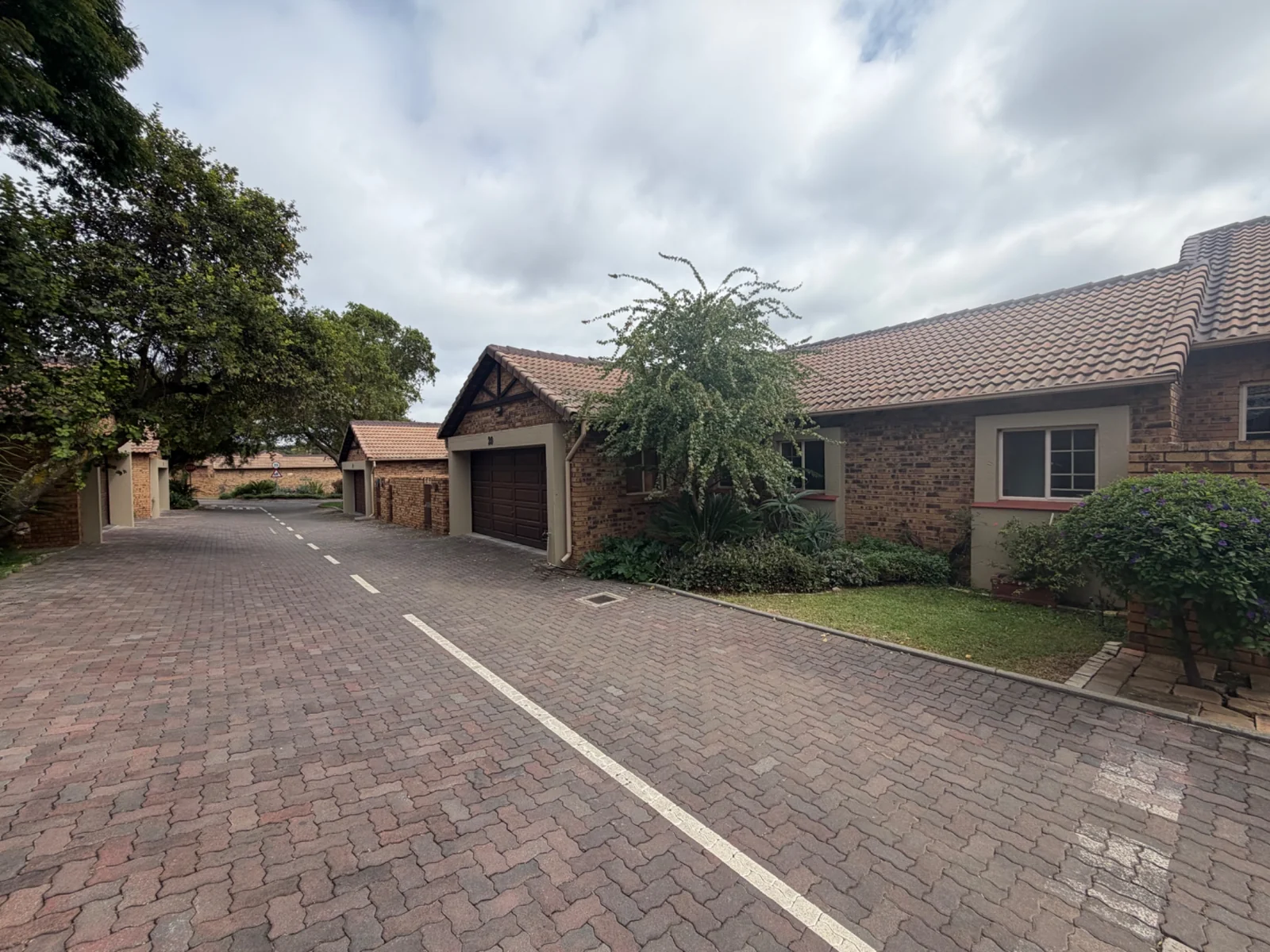 SIMPLEX IN POPULAR COMPLEX ..... PRICED TO GO!