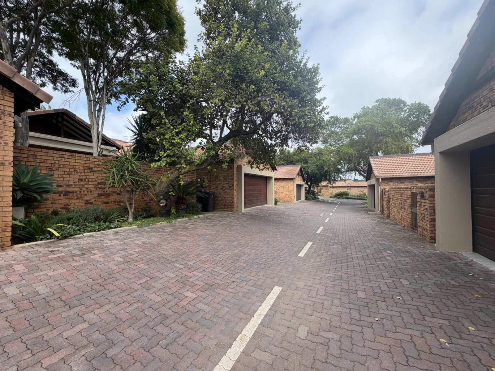 SIMPLEX IN POPULAR COMPLEX ..... PRICED TO GO!