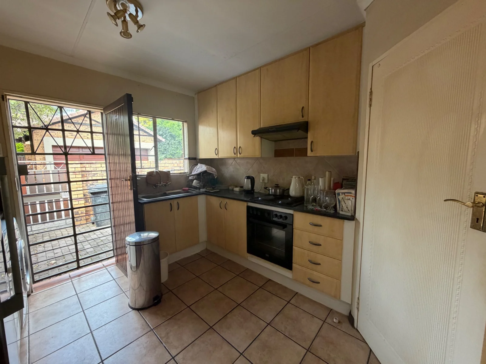 SIMPLEX IN POPULAR COMPLEX ..... PRICED TO GO!