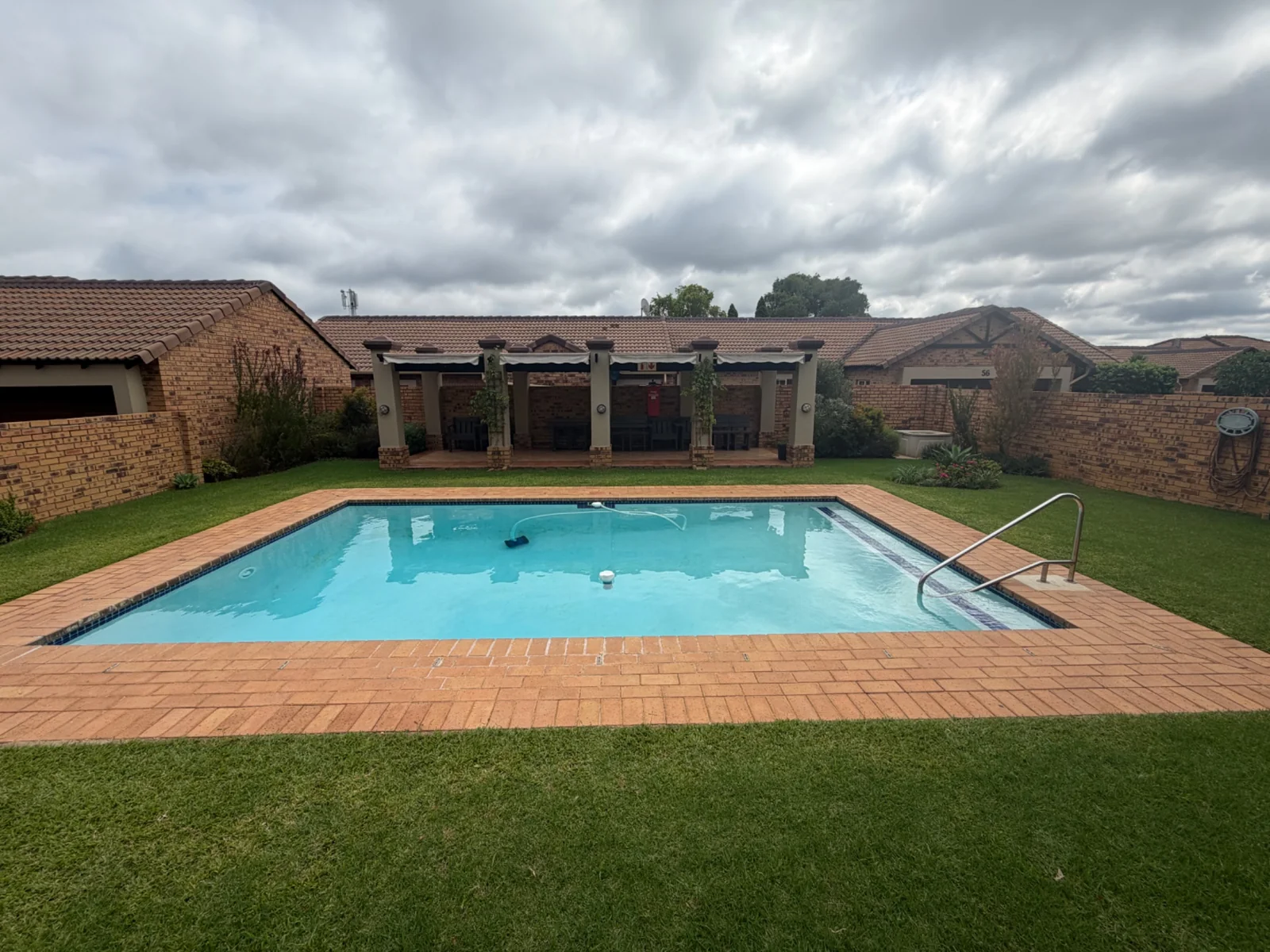 SIMPLEX IN POPULAR COMPLEX ..... PRICED TO GO!