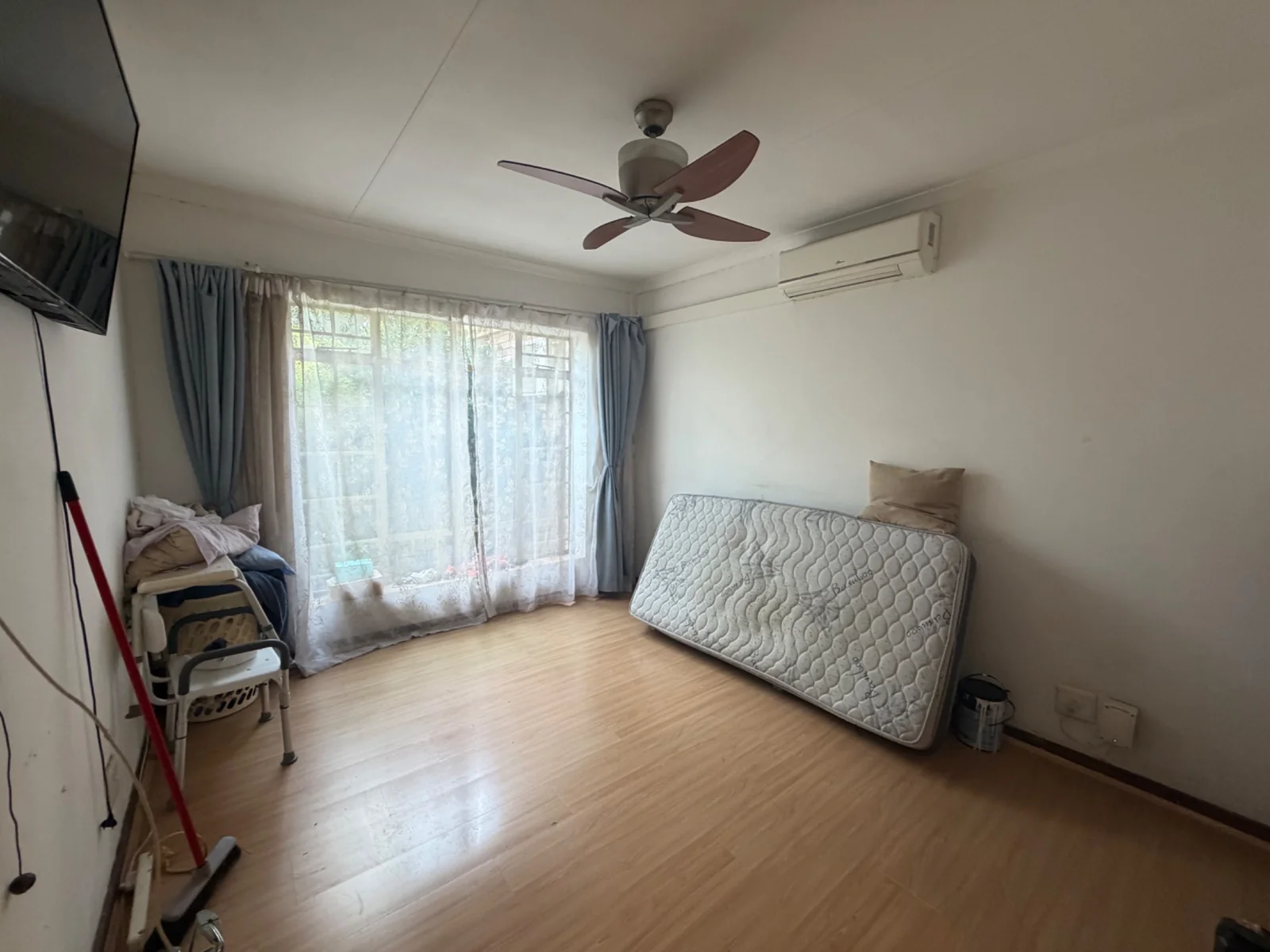 SIMPLEX IN POPULAR COMPLEX ..... PRICED TO GO!