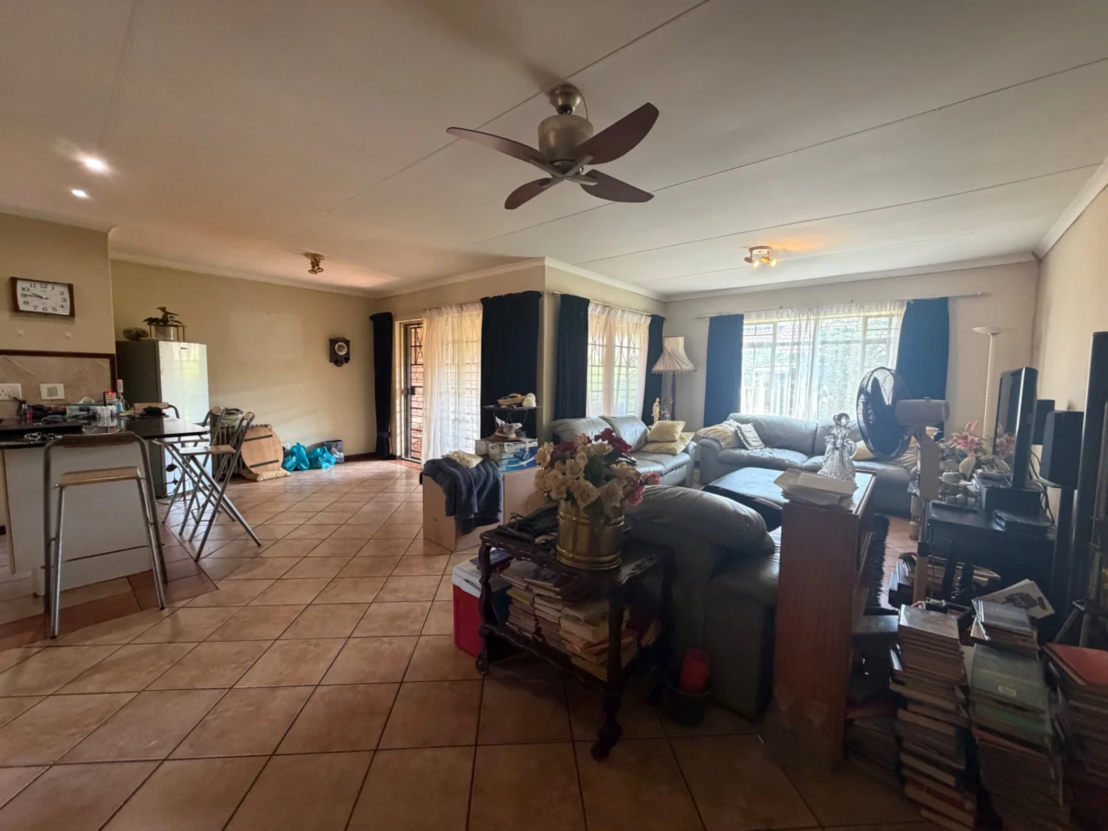 SIMPLEX IN POPULAR COMPLEX ..... PRICED TO GO!