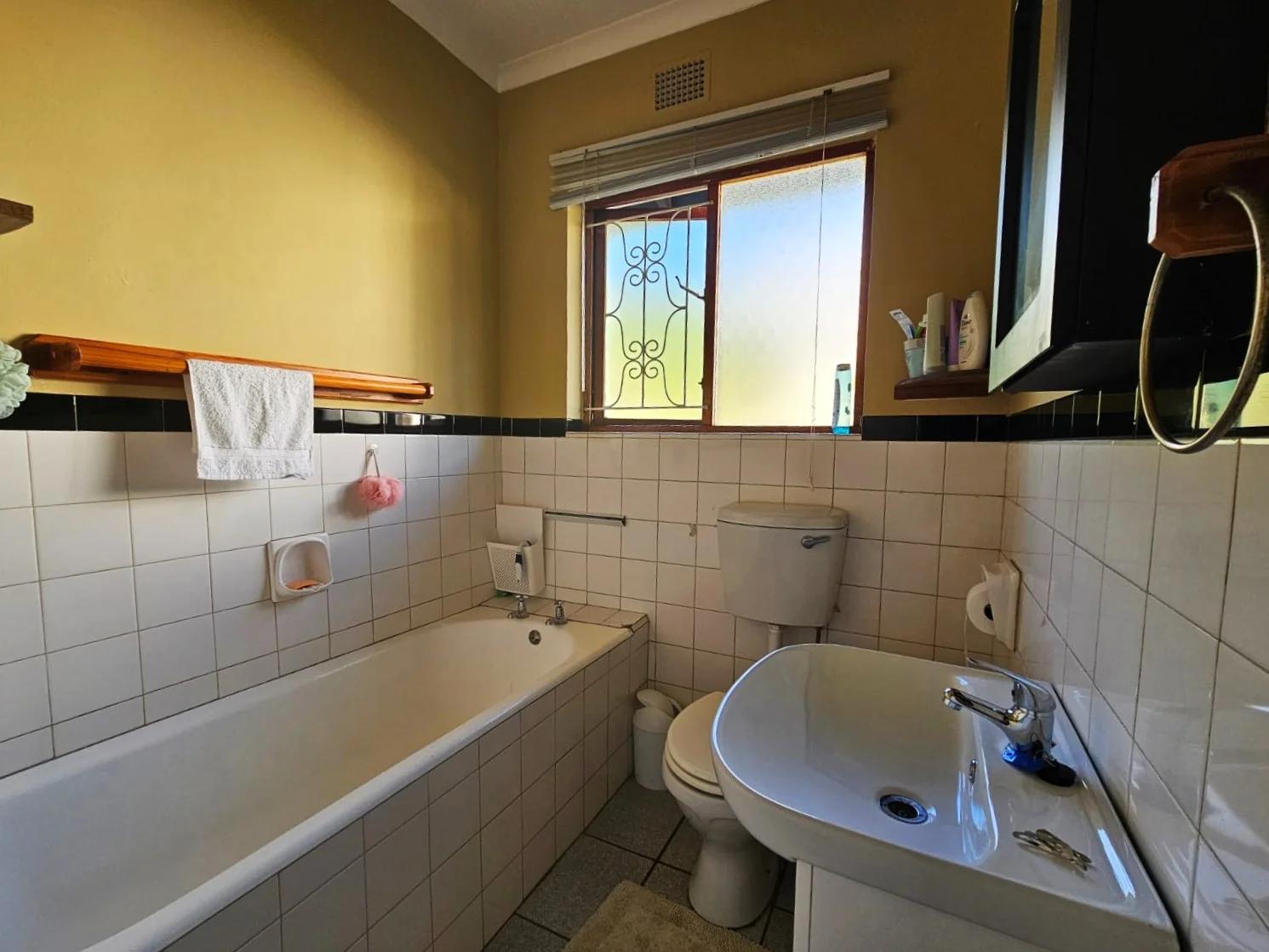House for sale in Kildare. Five minute walk to tearoom and Empangeni High School
