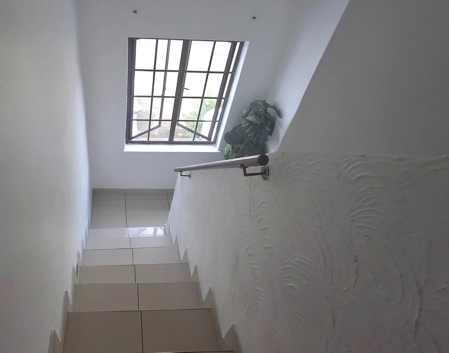 Prime Location Meets Effortless Living – Stylish Duplex in a Well-Maintained Complex