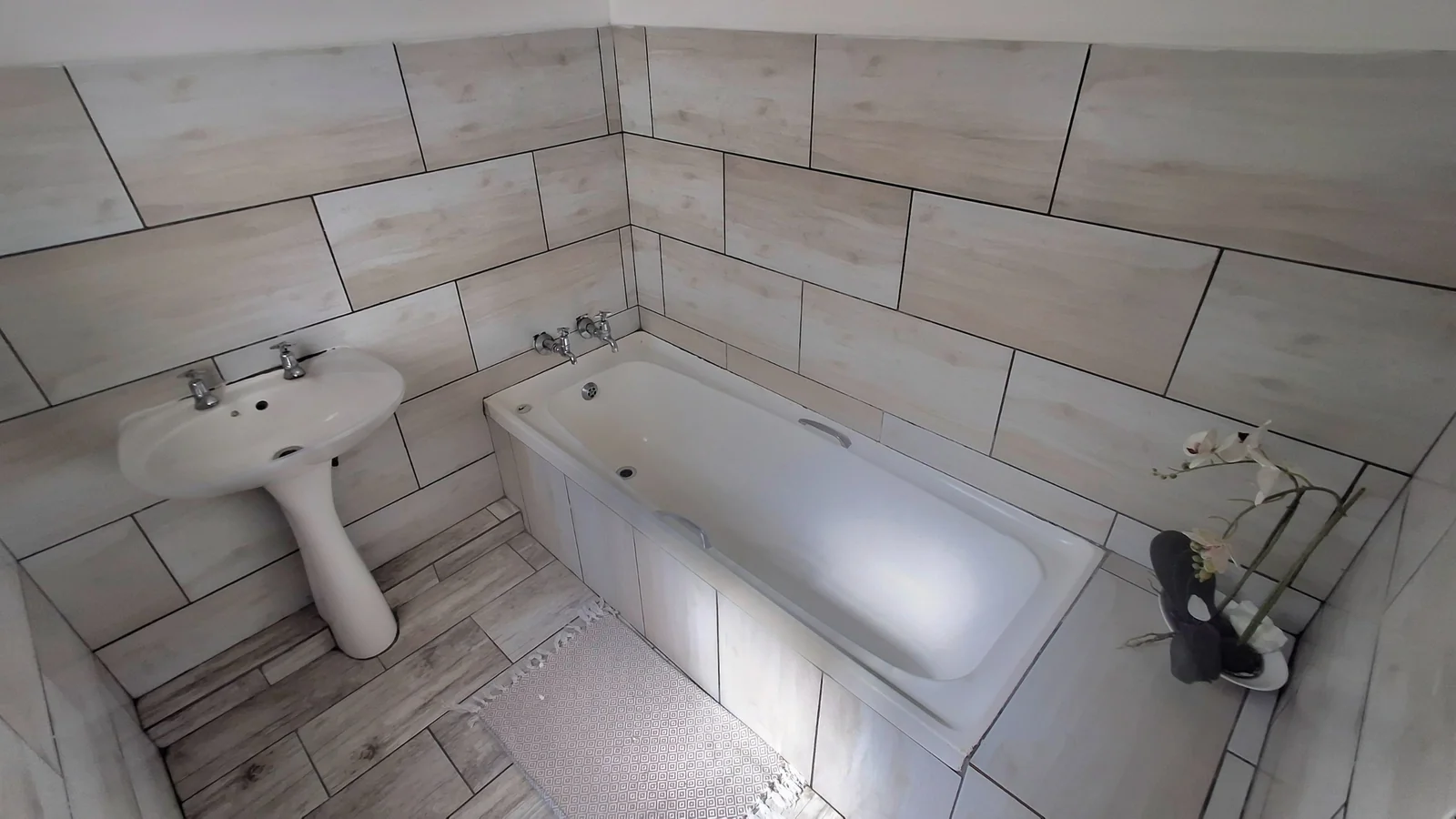 Prime Location Meets Effortless Living – Stylish Duplex in a Well-Maintained Complex