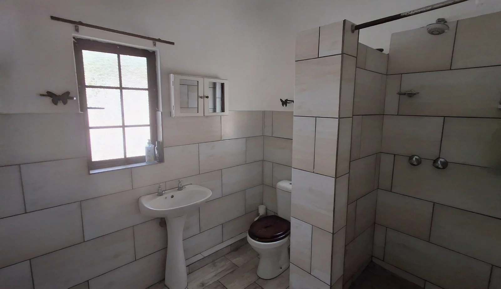 Prime Location Meets Effortless Living – Stylish Duplex in a Well-Maintained Complex