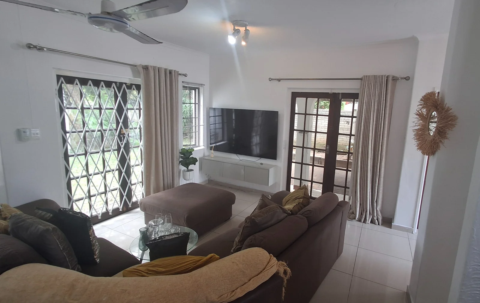 Prime Location Meets Effortless Living – Stylish Duplex in a Well-Maintained Complex