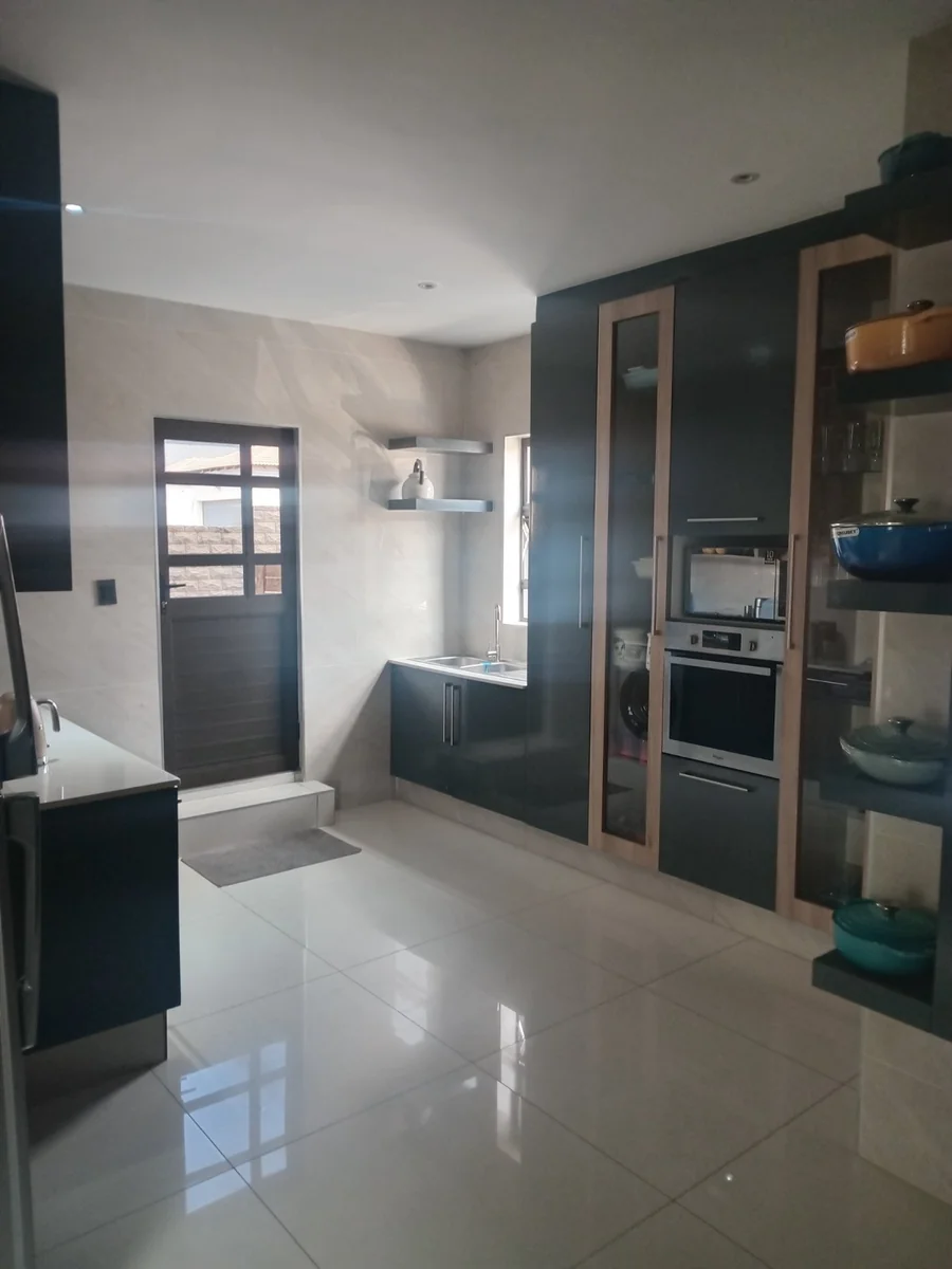 A lovely 5 bed, 4 bath double story house in Sagewood, Midrand.