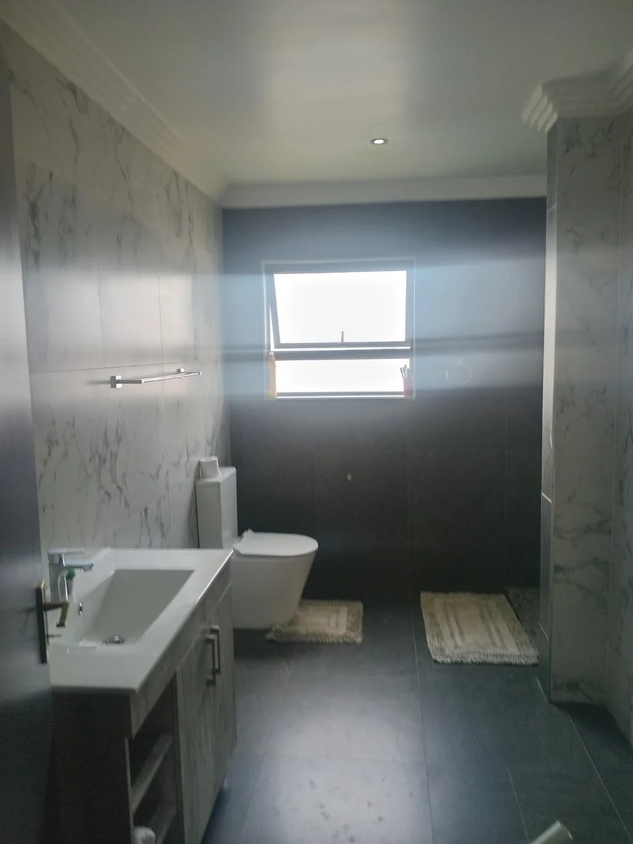 A lovely 5 bed, 4 bath double story house in Sagewood, Midrand.