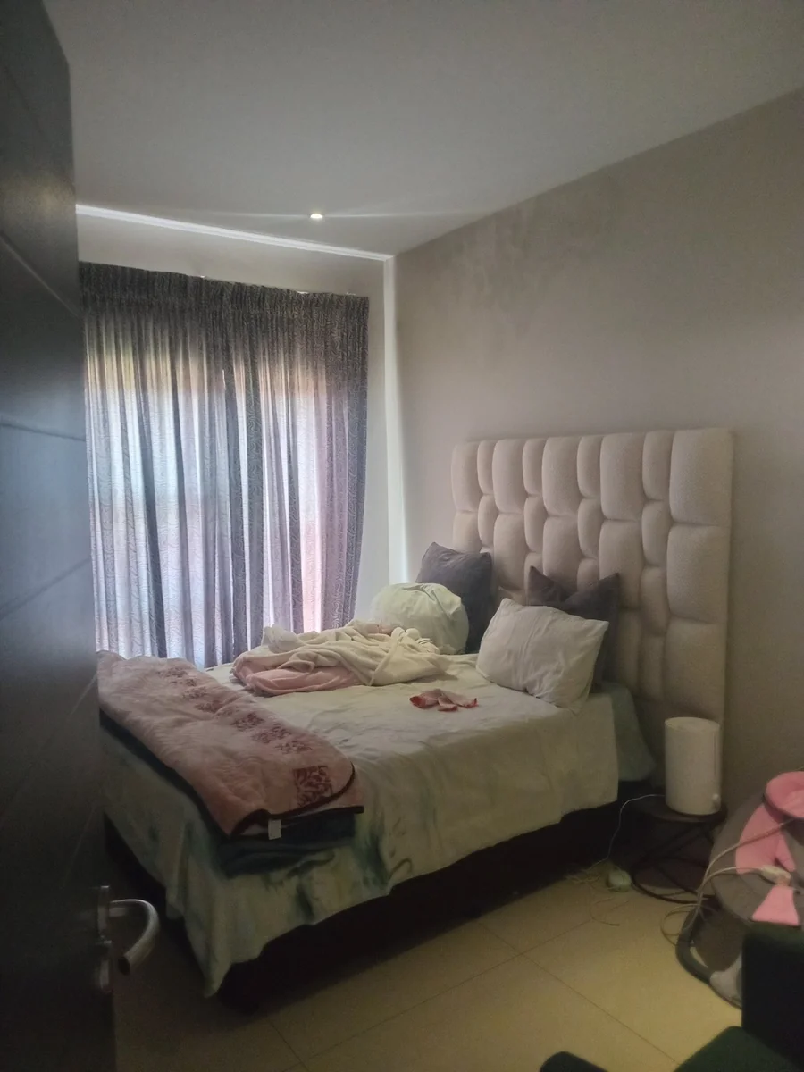 A lovely 5 bed, 4 bath double story house in Sagewood, Midrand.