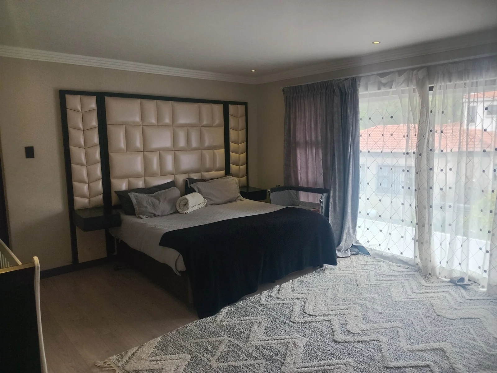 A lovely 5 bed, 4 bath double story house in Sagewood, Midrand.