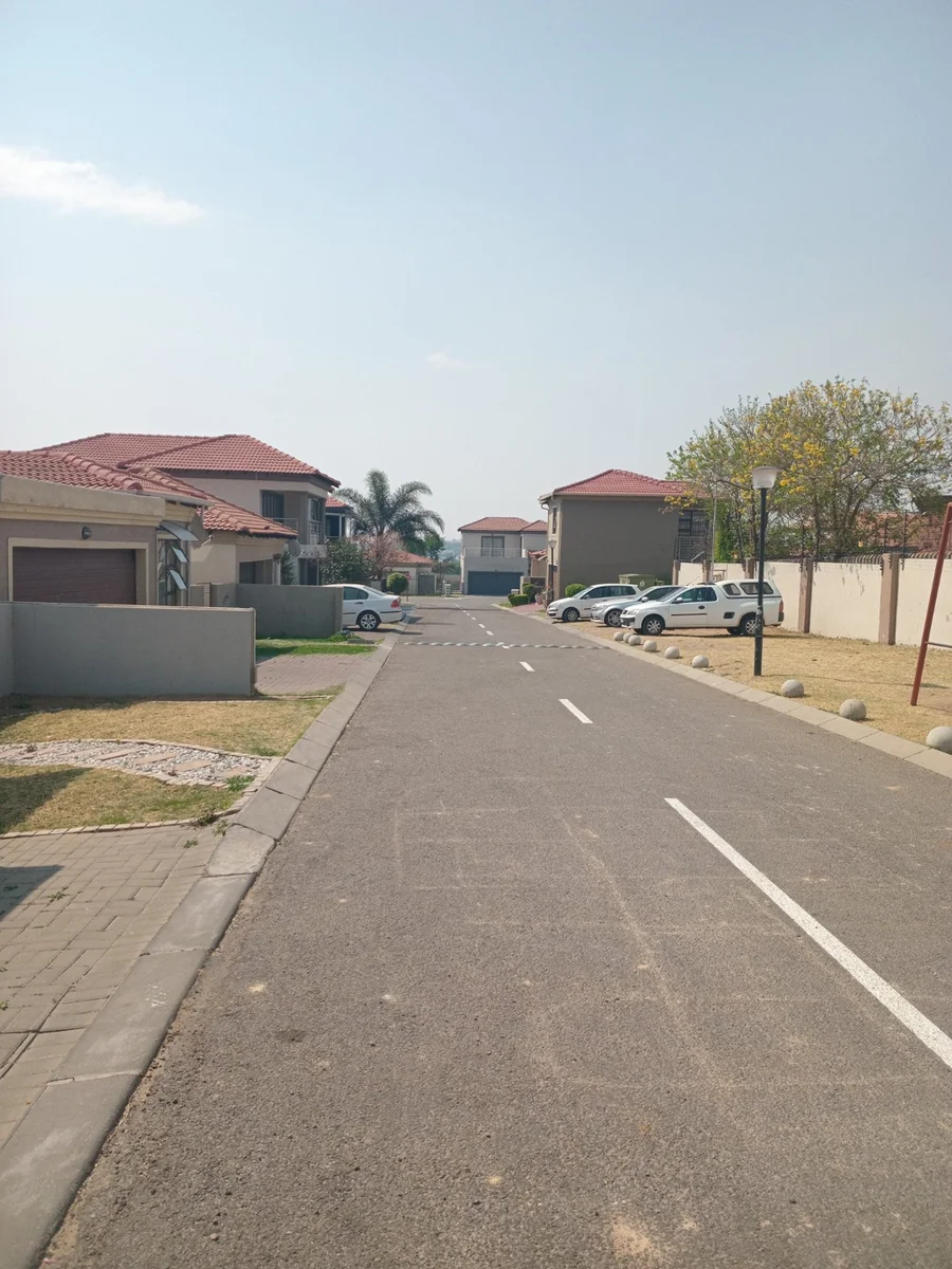 A lovely 5 bed, 4 bath double story house in Sagewood, Midrand.