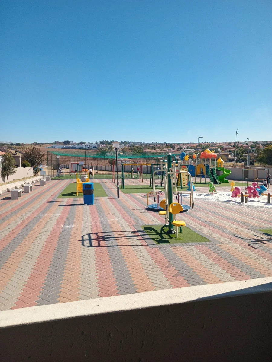 A lovely 5 bed, 4 bath double story house in Sagewood, Midrand.