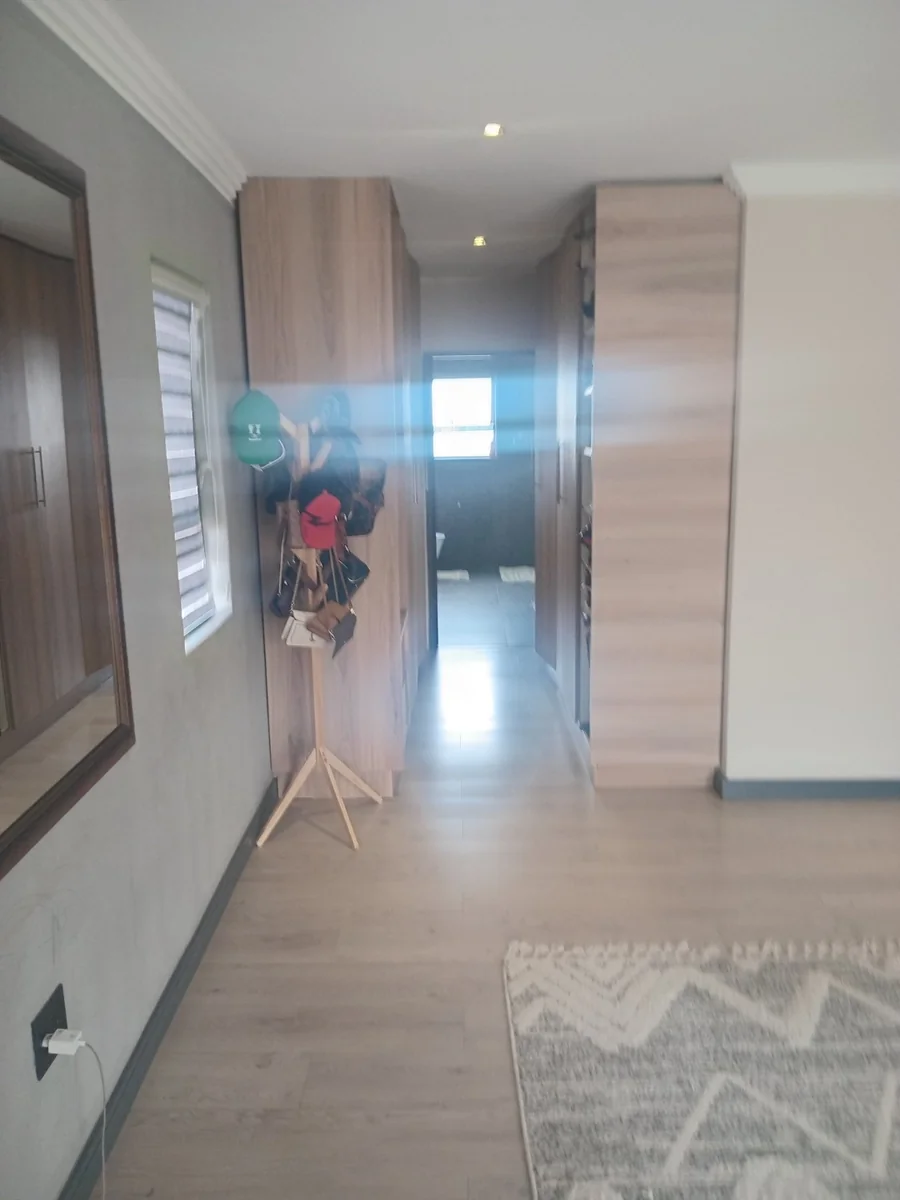 A lovely 5 bed, 4 bath double story house in Sagewood, Midrand.