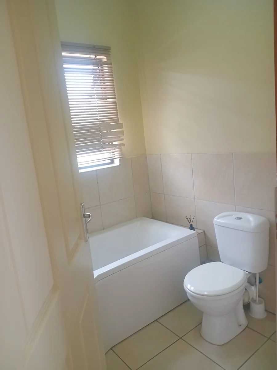 A decent 3 bed, 2 bath house in Sagewood , Midrand.