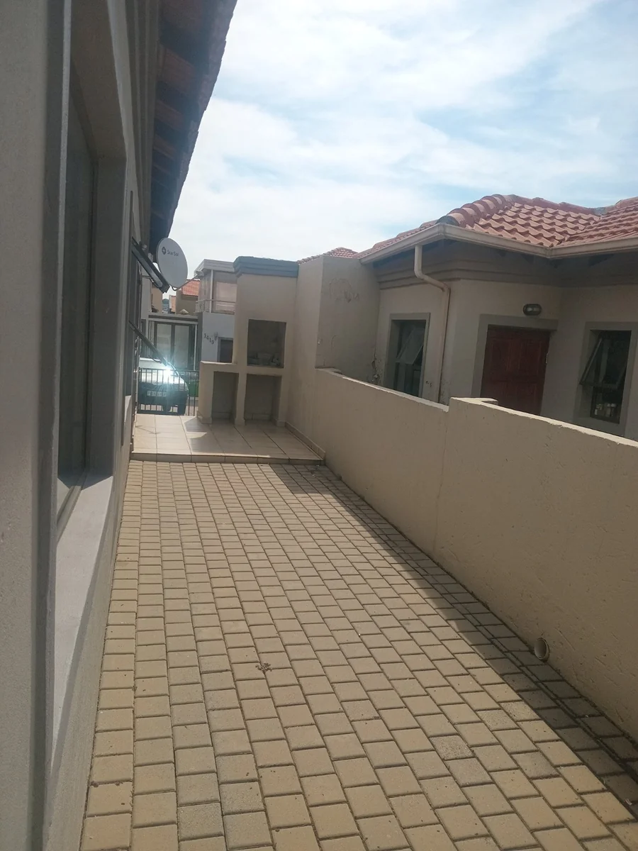 A decent 3 bed, 2 bath house in Sagewood , Midrand.