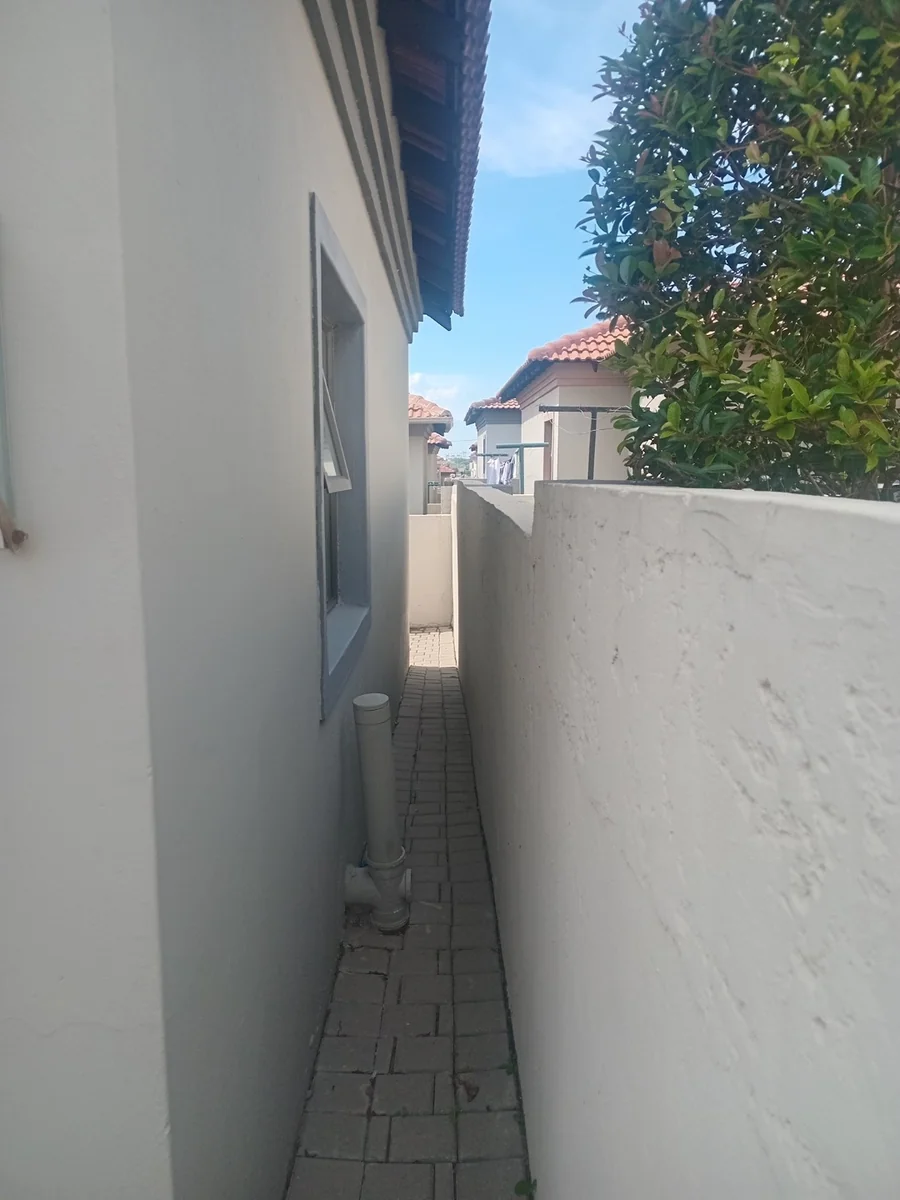 A decent 3 bed, 2 bath house in Sagewood , Midrand.