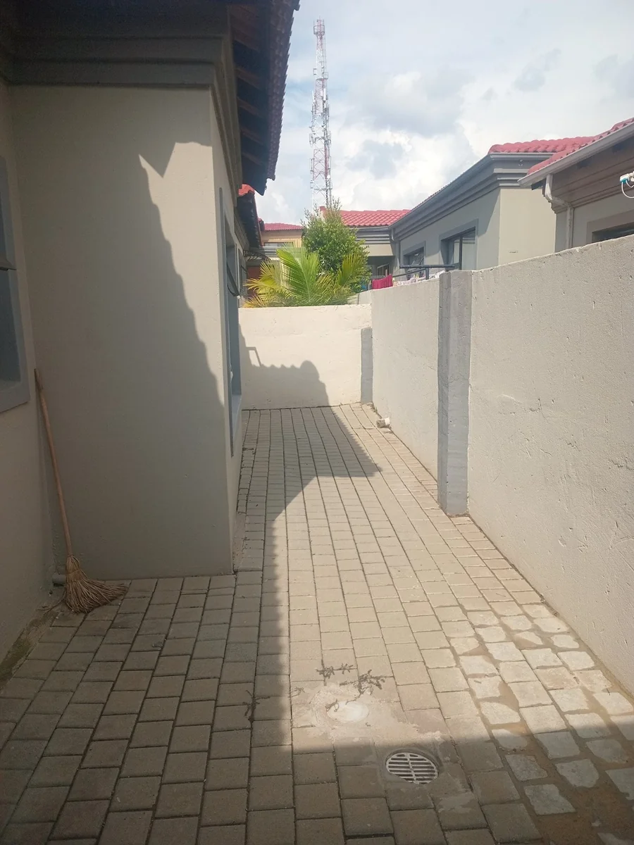 A decent 3 bed, 2 bath house in Sagewood , Midrand.