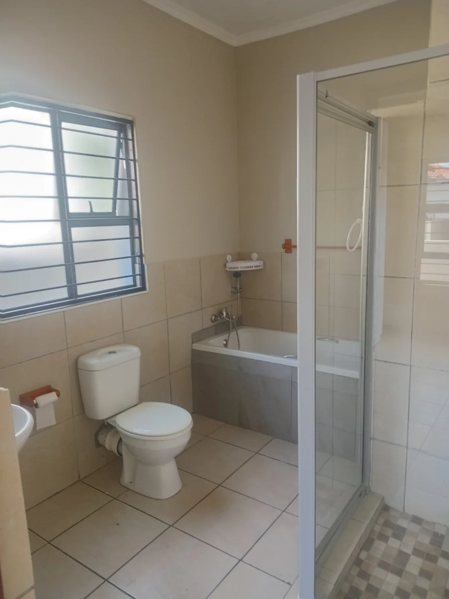 A decent 3 bed, 2 bath house in Sagewood , Midrand.