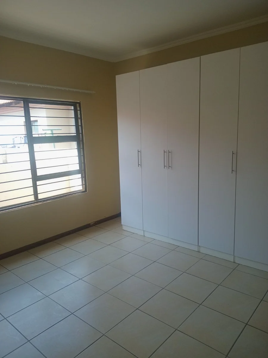 A decent 3 bed, 2 bath house in Sagewood , Midrand.