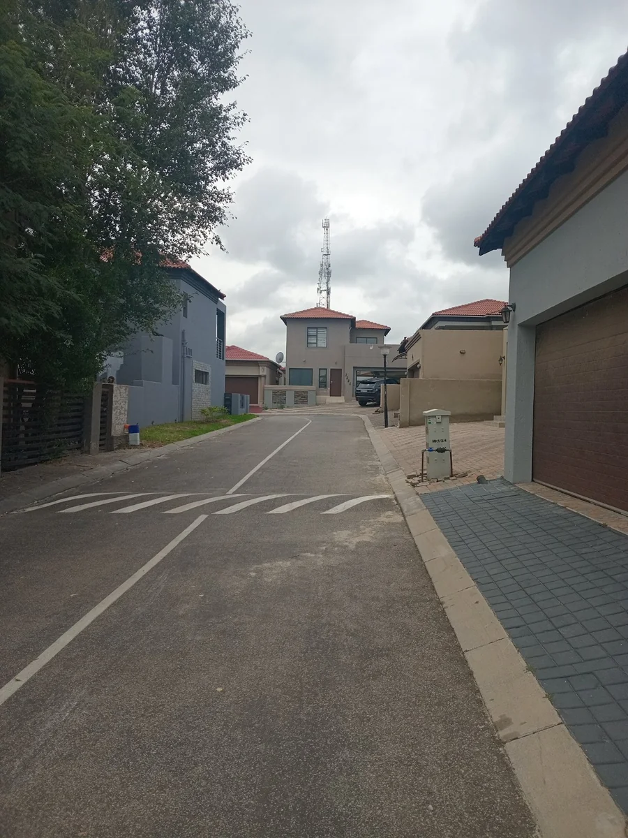 A decent 3 bed, 2 bath house in Sagewood , Midrand.