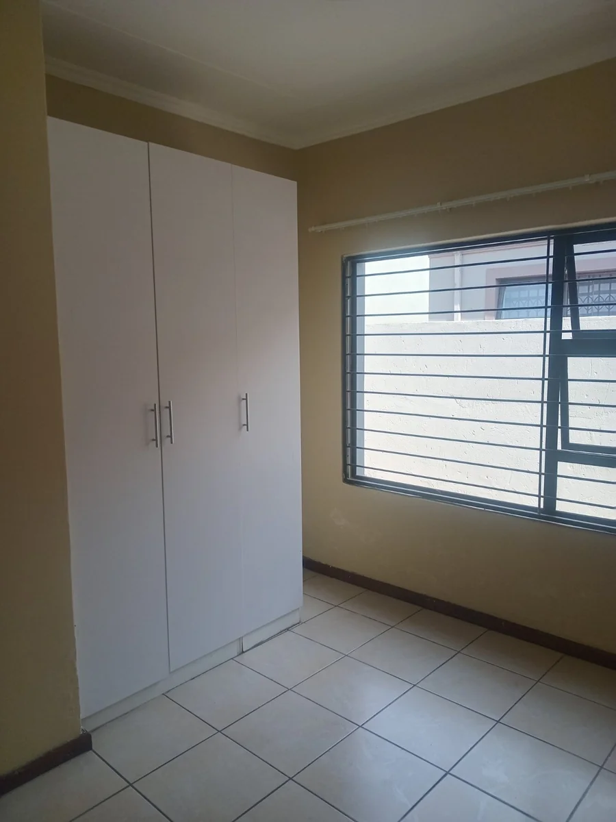 A decent 3 bed, 2 bath house in Sagewood , Midrand.