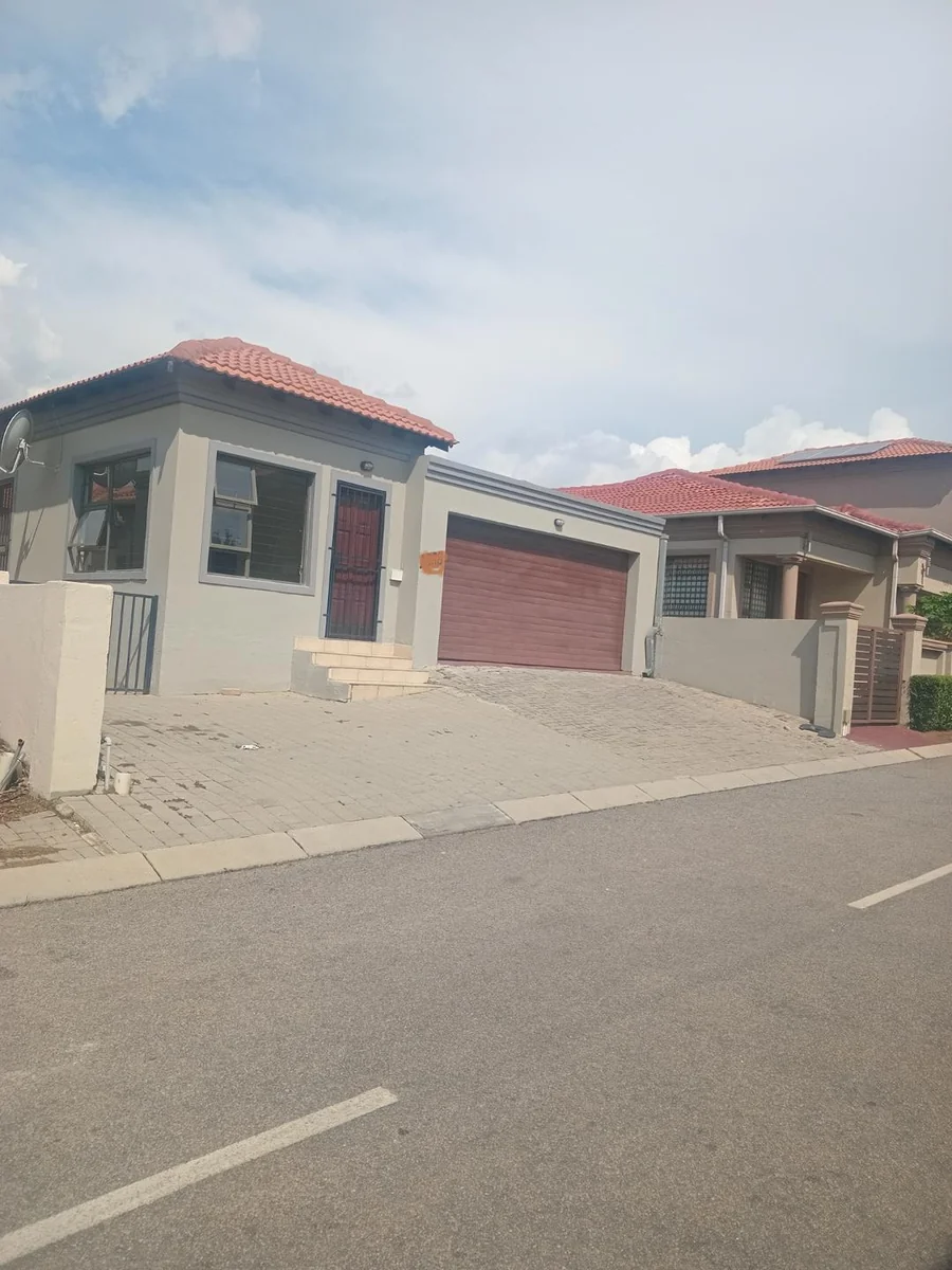 A decent 3 bed, 2 bath house in Sagewood , Midrand.