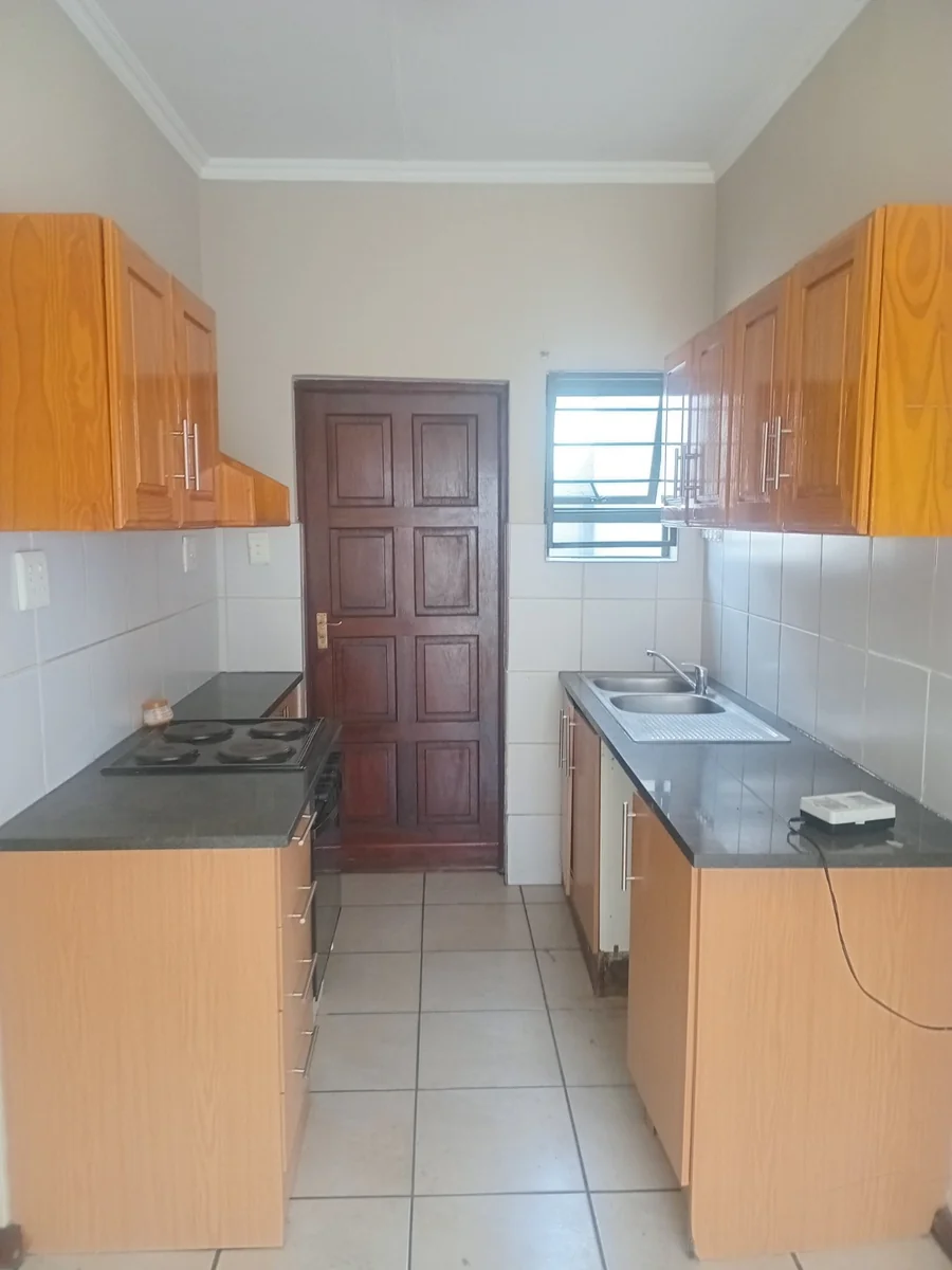 A decent 3 bed, 2 bath house in Sagewood , Midrand.