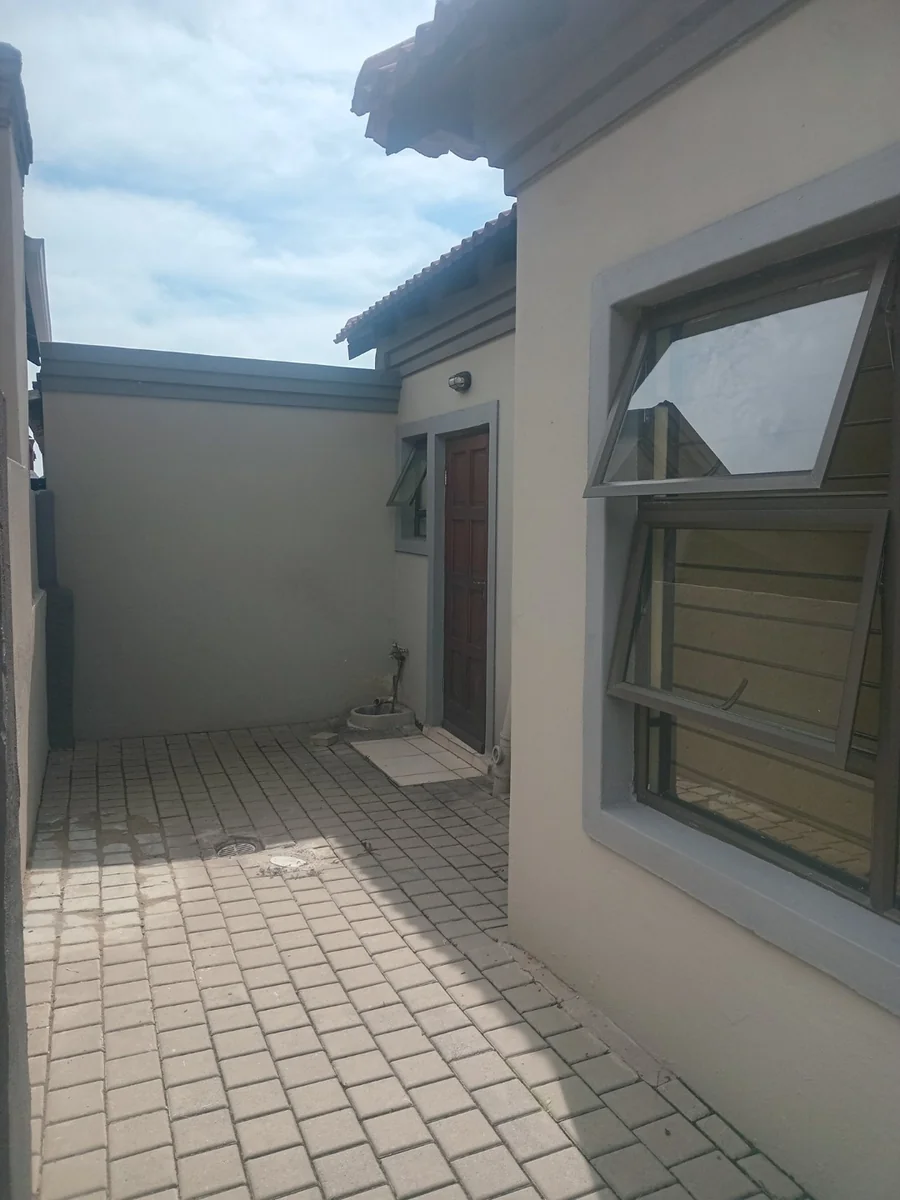A decent 3 bed, 2 bath house in Sagewood , Midrand.
