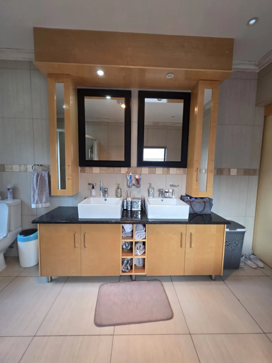 3 Bedroom and 3 Bathroom House for Sale in Cashan