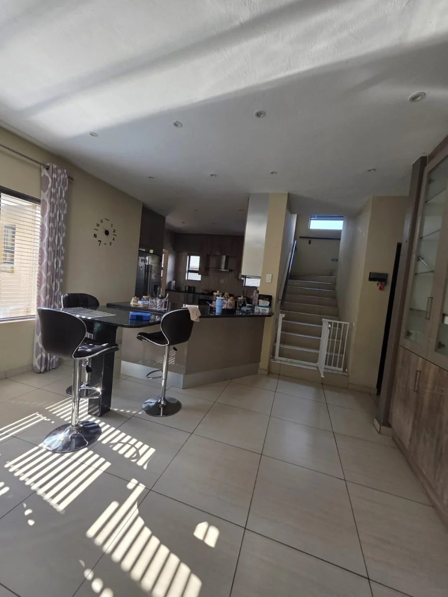 3 Bedroom and 3 Bathroom House for Sale in Cashan